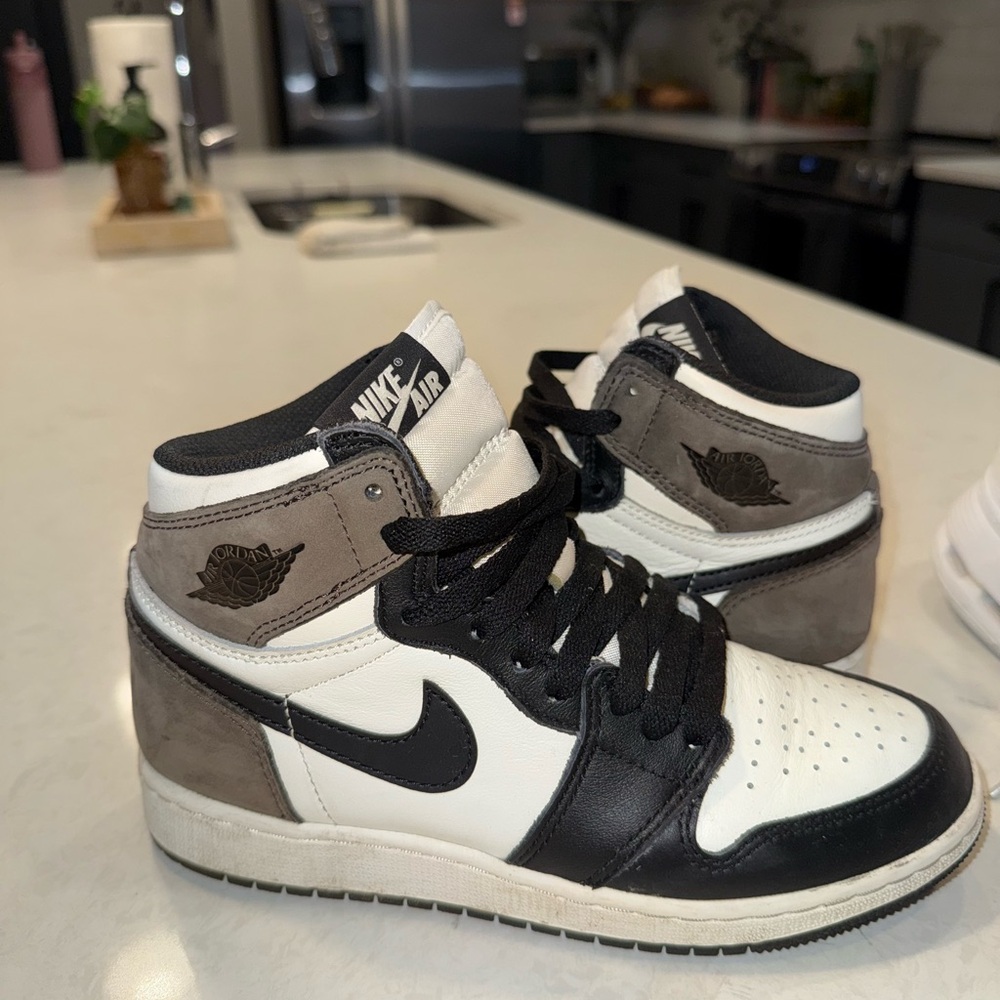 Retro Jordan 1 High-Top Mochas